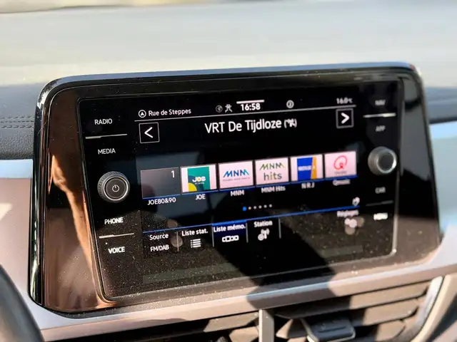 Volkswagen T-Roc view 10