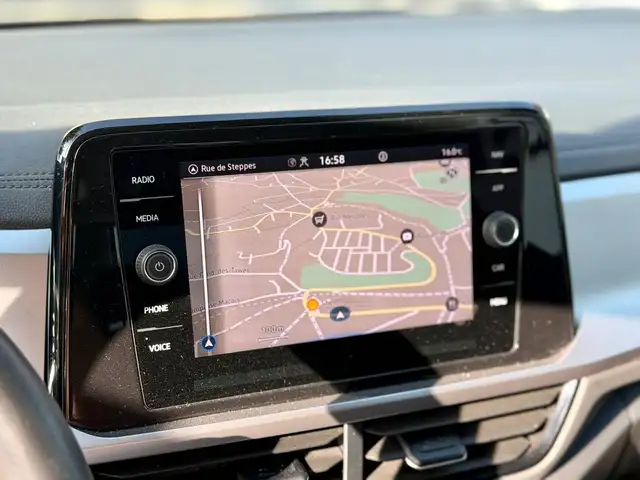 Volkswagen T-Roc view 11