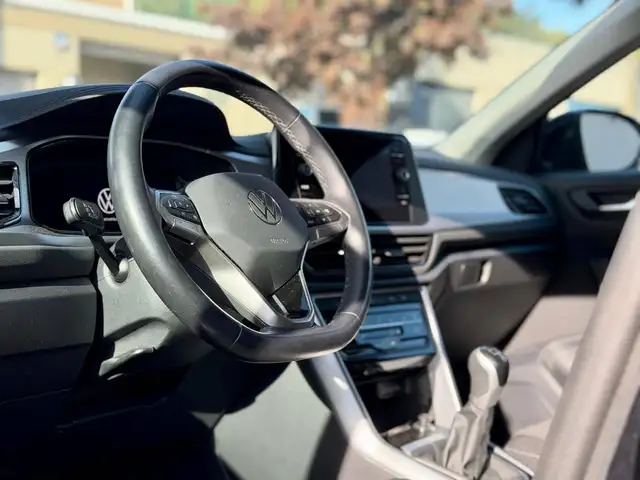 Volkswagen T-Roc view 4