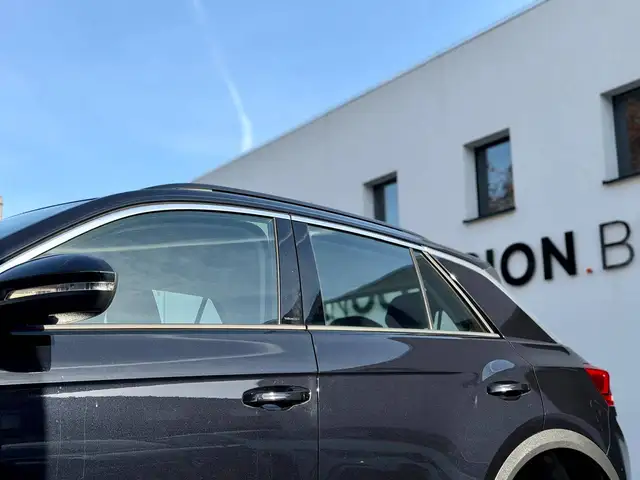 Volkswagen T-Roc view 3