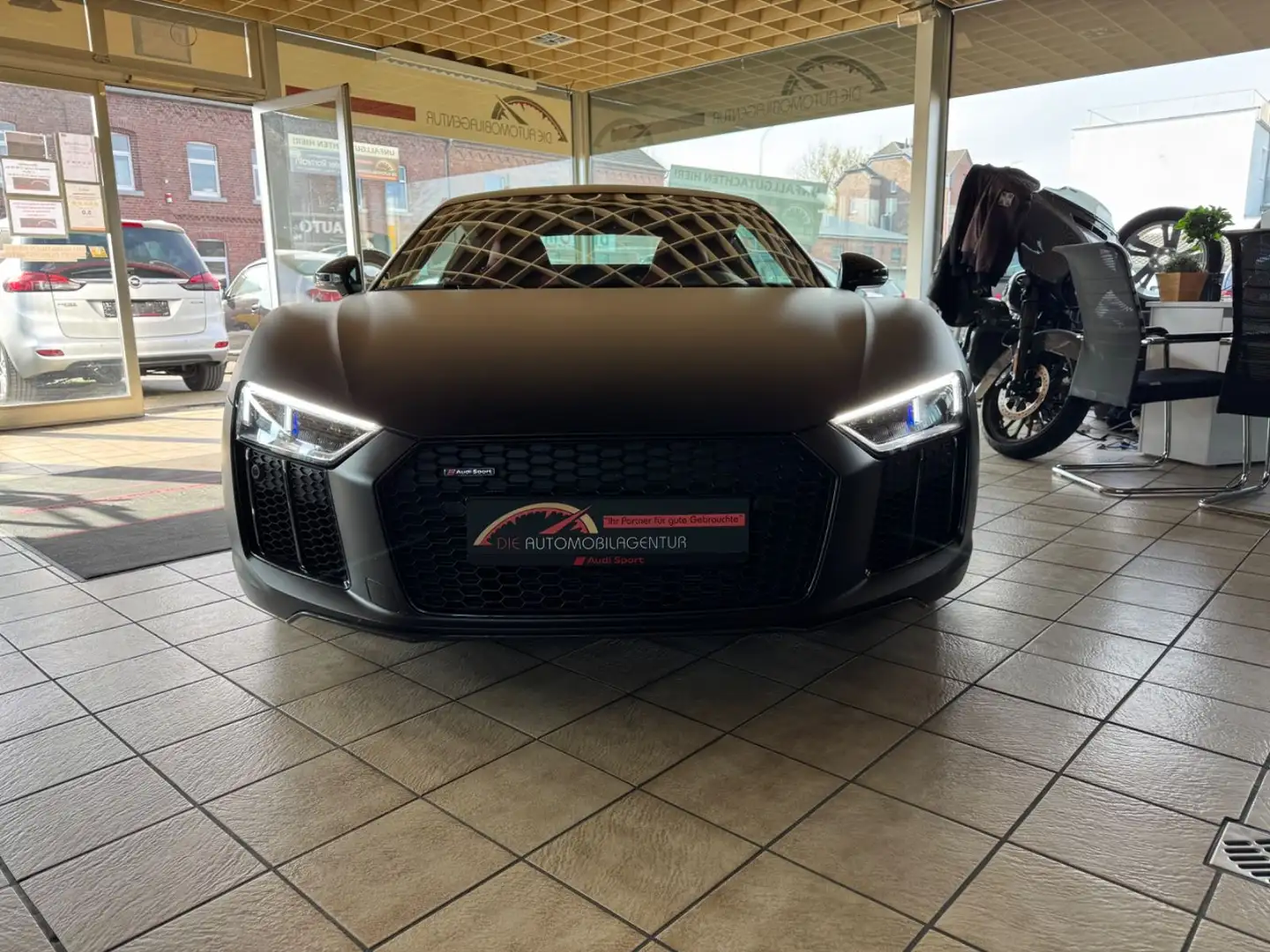 Audi R8 5.2 FSI quattro plus Audi Sport Edition 1/200 Černá - 2