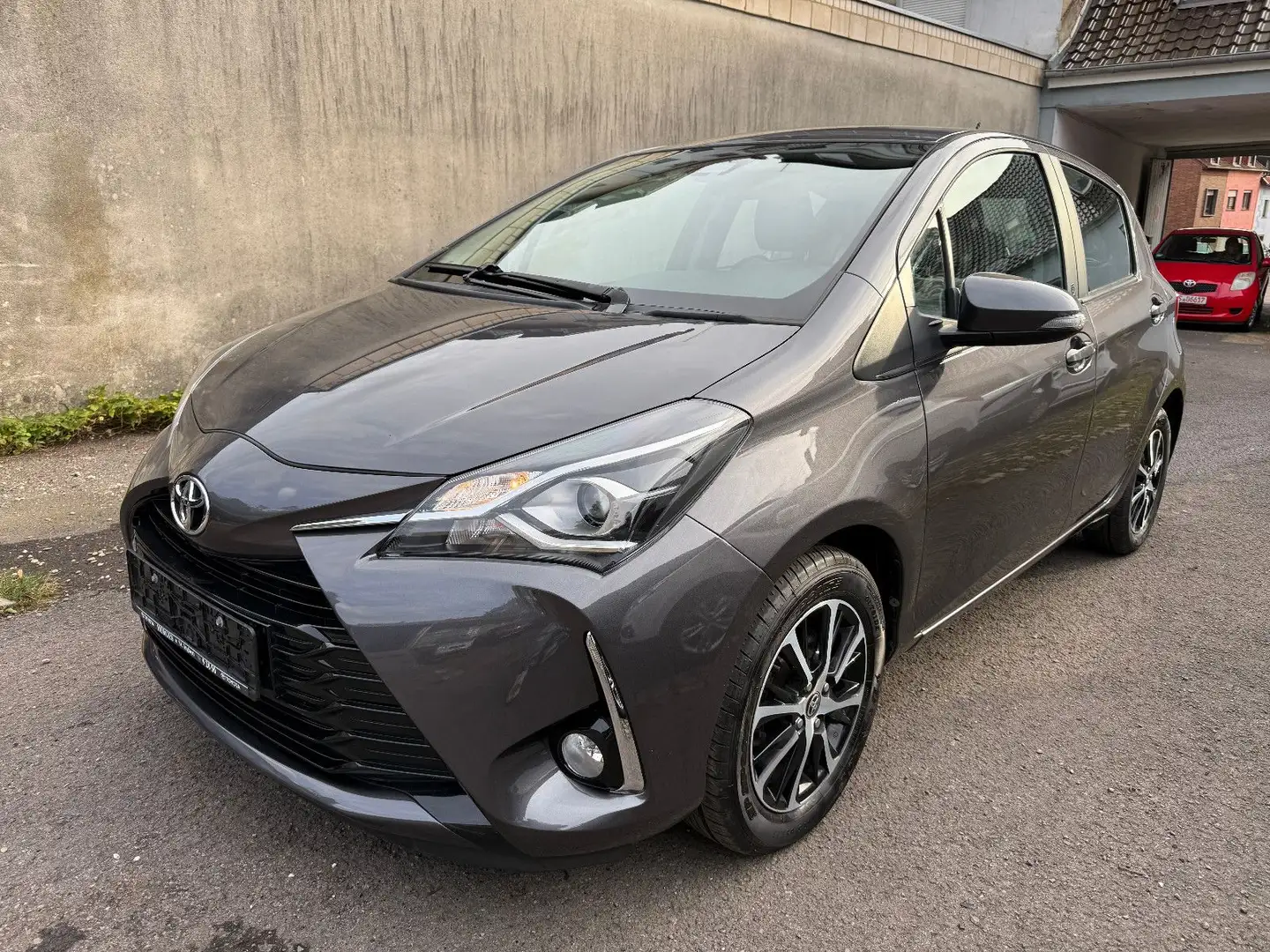 Toyota Yaris 1.5 Team D *Kamera/Klima/Bluetooth* Grau - 1