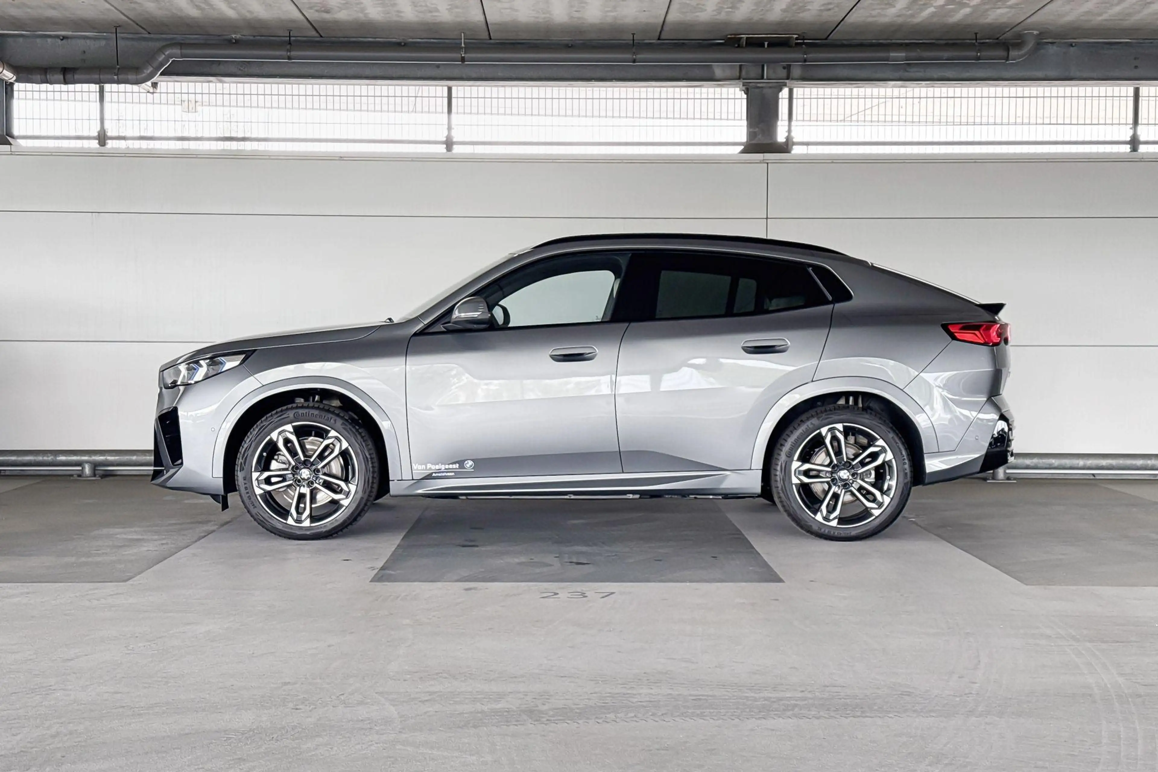 BMW iX2 xDrive30 67 kWh M Sport Edition | M Sportpakket | — photo 2