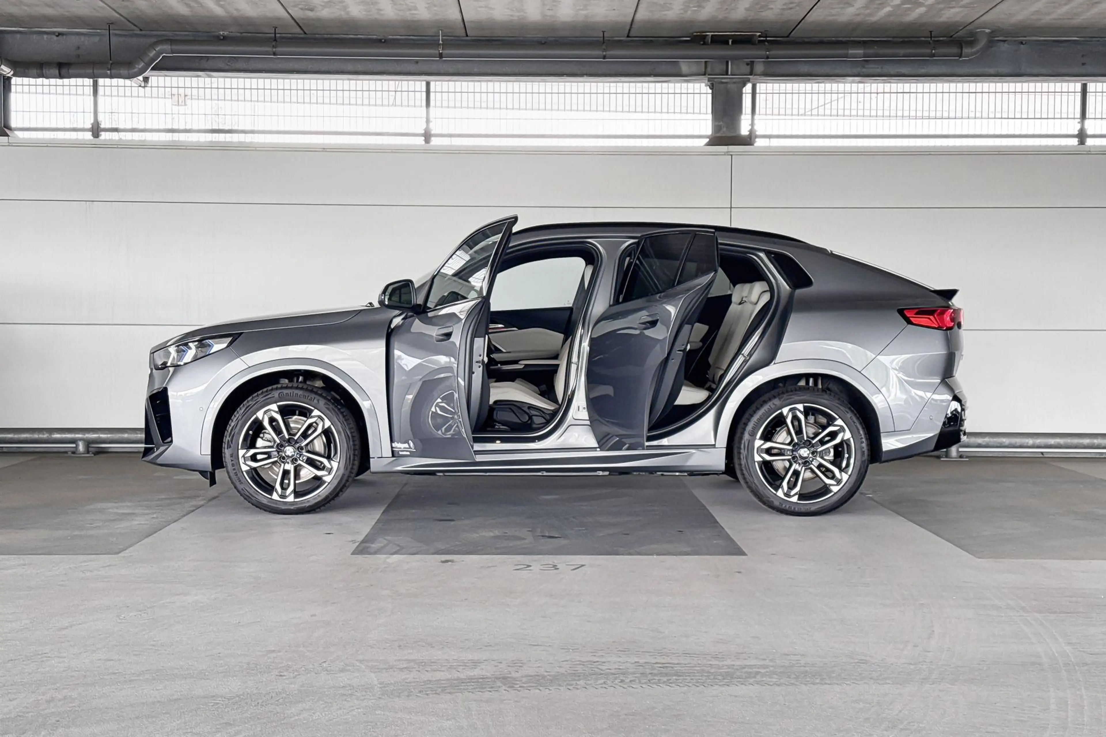 BMW iX2 xDrive30 67 kWh M Sport Edition | M Sportpakket | — photo 3