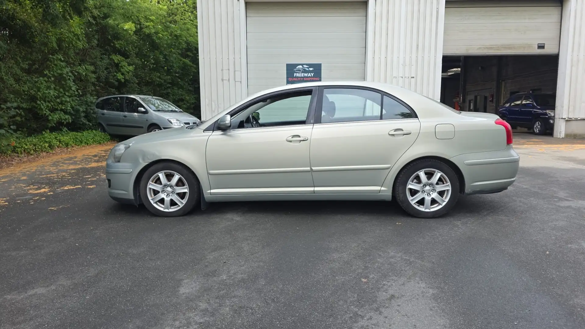 Toyota Avensis Avensis 1.8i VVT-i 16v Linea Luna Gris - 1