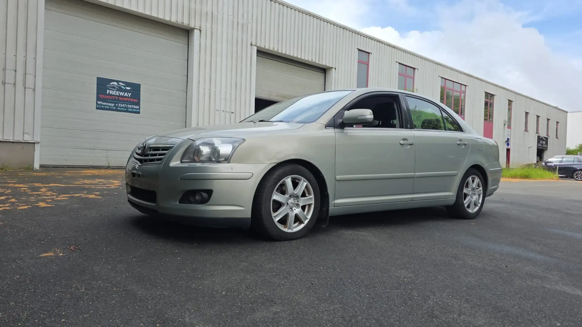 Toyota Avensis Avensis 1.8i VVT-i 16v Linea Luna Gris - 2