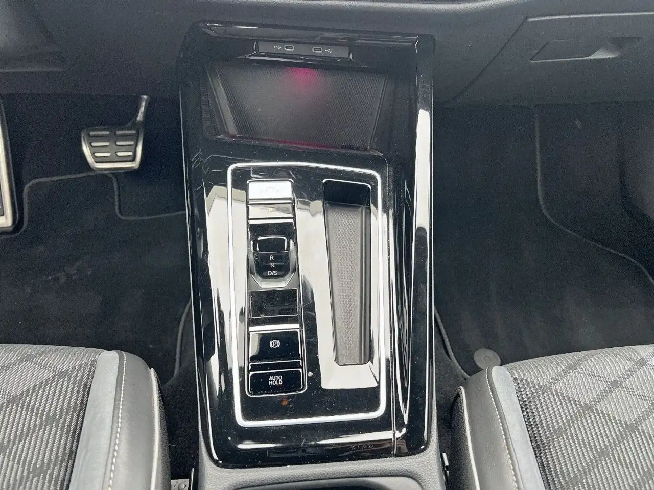 Volkswagen Golf Standard Model — photo 23