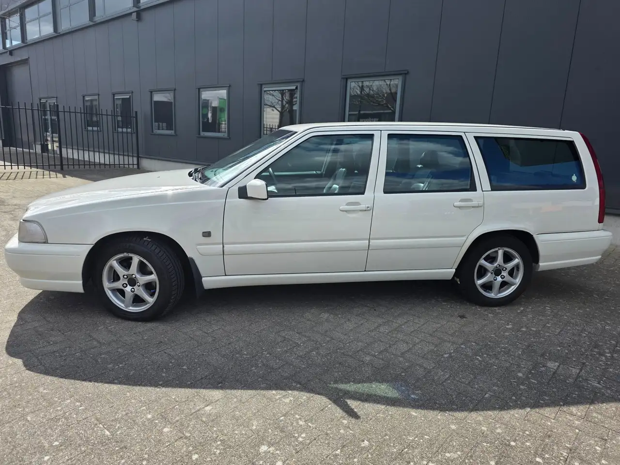 Volvo V70 2.5 AUTOMAAT, netto € 4.950 ex BTW, Leder, bijtelv, foto 2