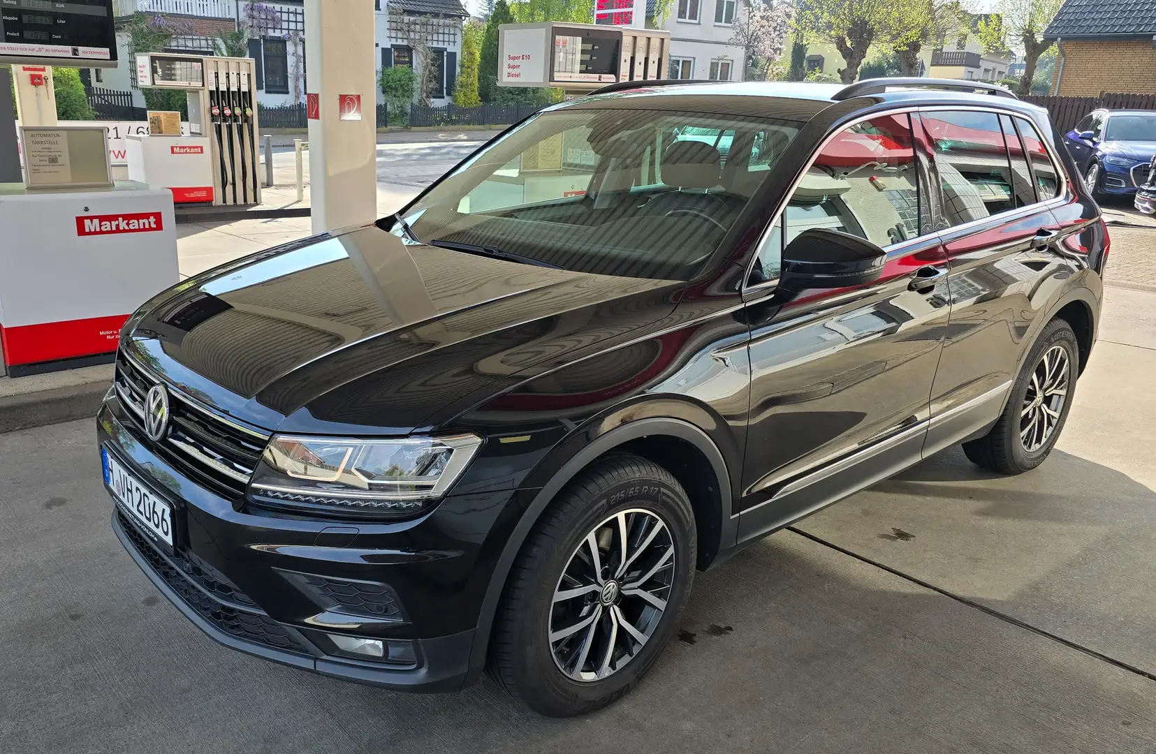 Volkswagen Tiguan Comfortline 4Motion Business DSG AHK Navi TOP Schwarz - 1