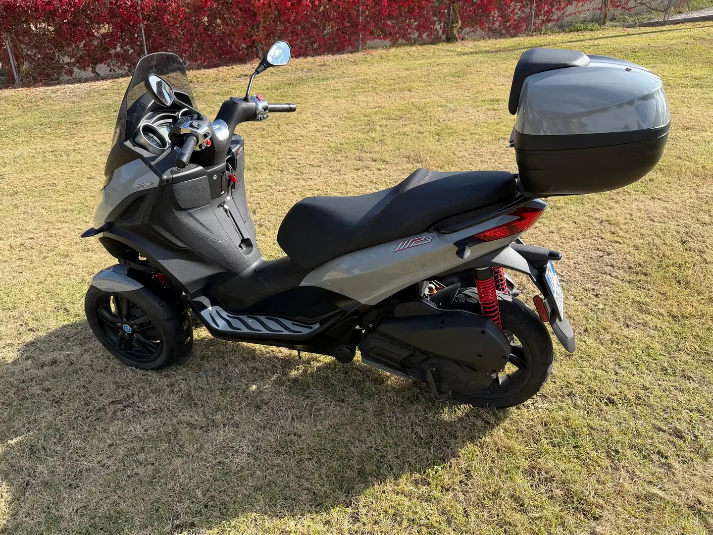 Piaggio MP3 300 Sport Grigio - 1