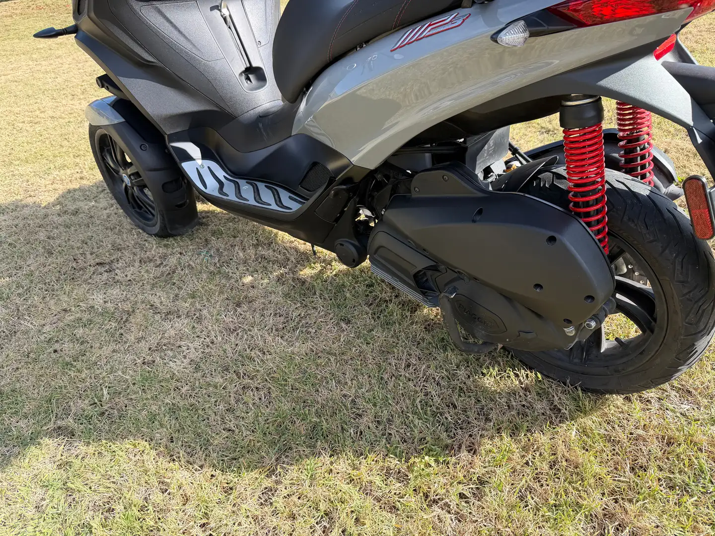 Piaggio MP3 300 Sport Grigio - 2