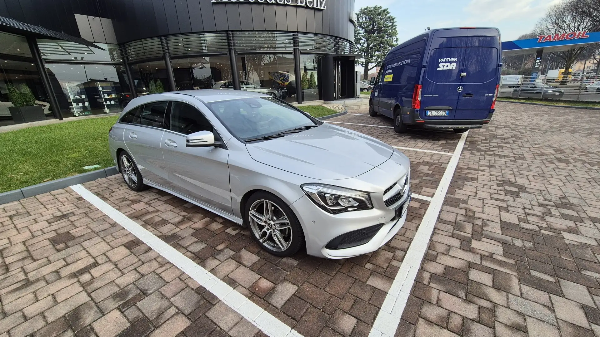 Mercedes-Benz CLA 180 Shooting Brake Premium auto FL Argento - 2