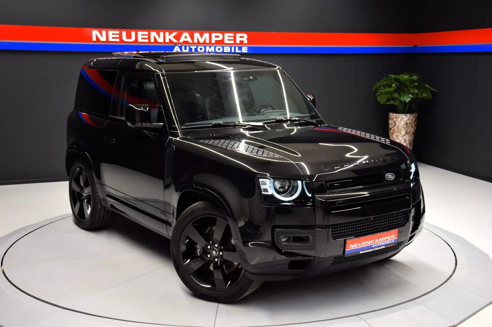 Land Rover Defender 90 V8 Dt.-Fzg. Pano HuD Sitzlüftung AHK Black - 1