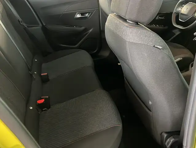 Peugeot 208 view 11