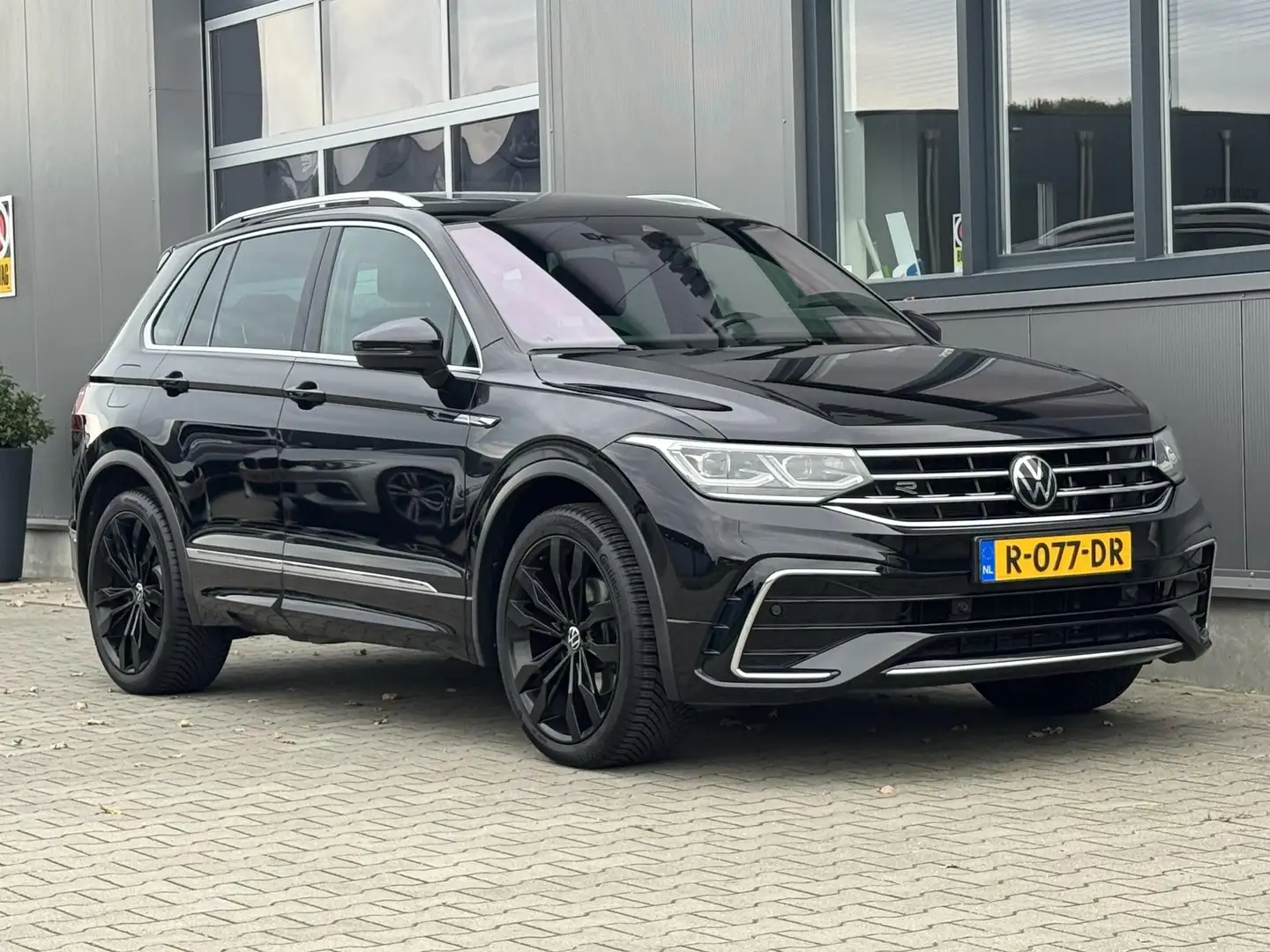 Volkswagen Tiguan 1.5 TSI R-Line Business+ Pano | Trekhaak | 20 Inch Noir - 2