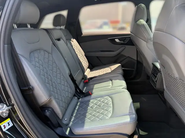 Audi Q7 view 9