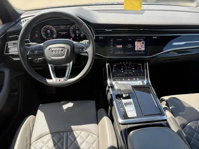 Audi Q7 view 8