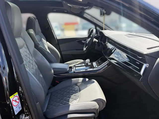 Audi Q7 view 10