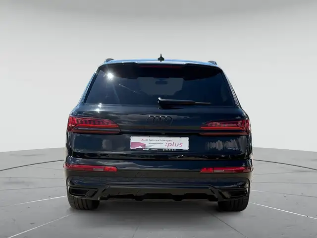 Audi Q7 view 6