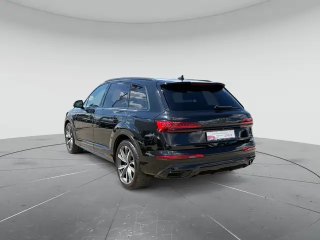 Audi Q7 view 4