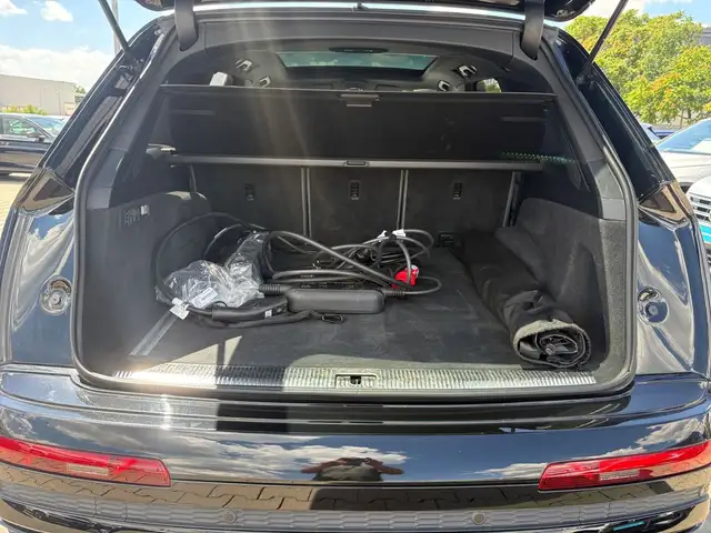 Audi Q7 view 11