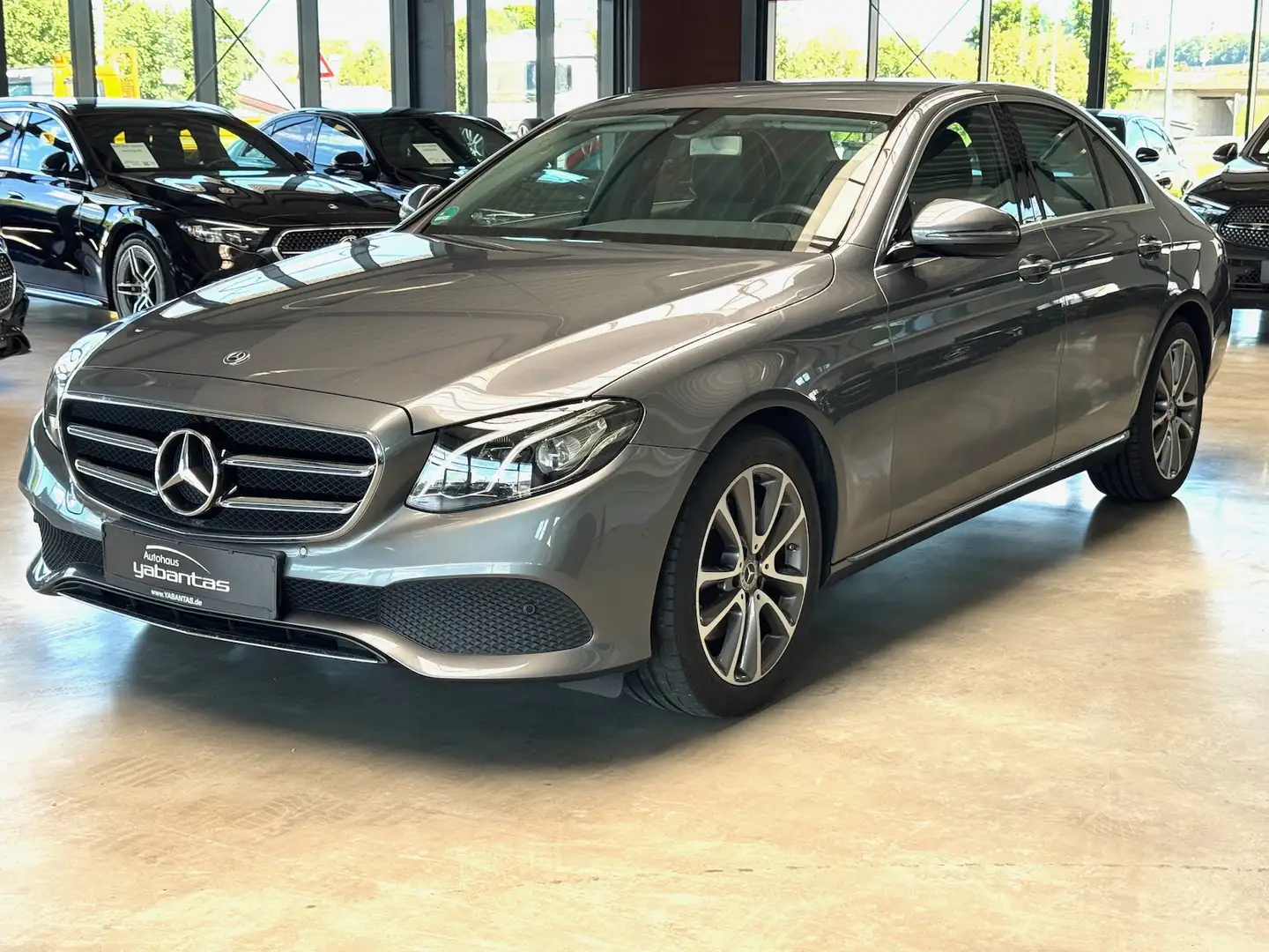 Mercedes-Benz E 200 AVANTGARDE Automatisch NAVI Rückfahrkamera Grey - 1