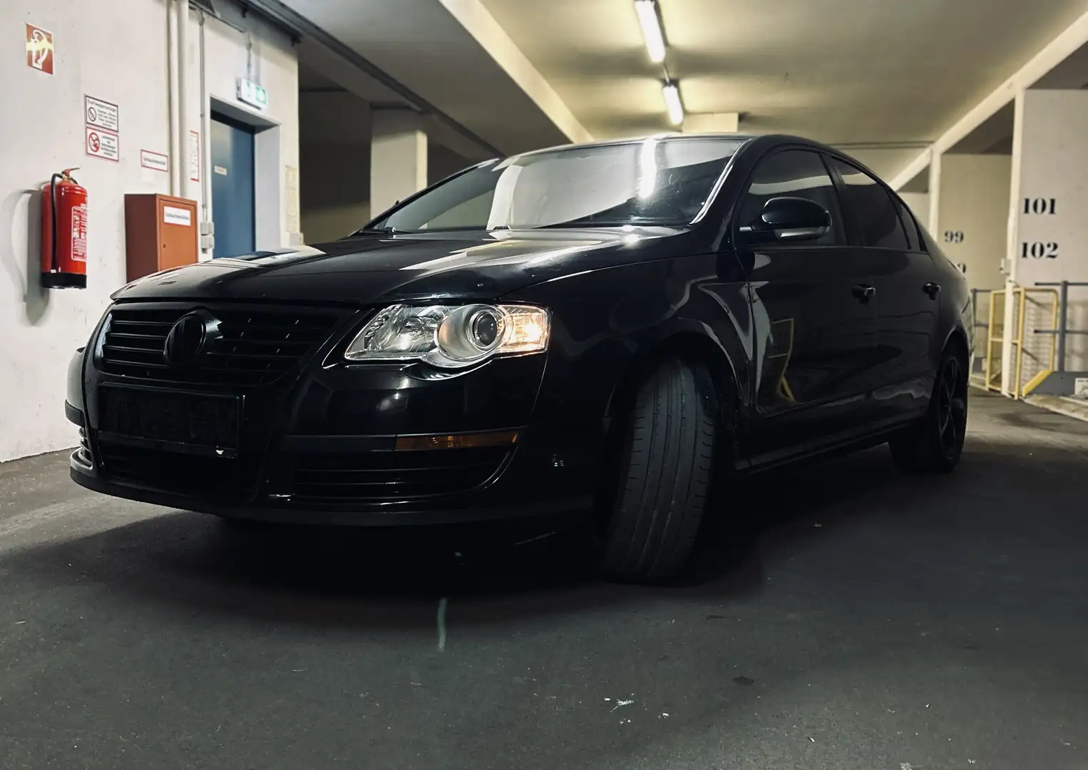 Volkswagen Passat Trendline Schwarz - 1