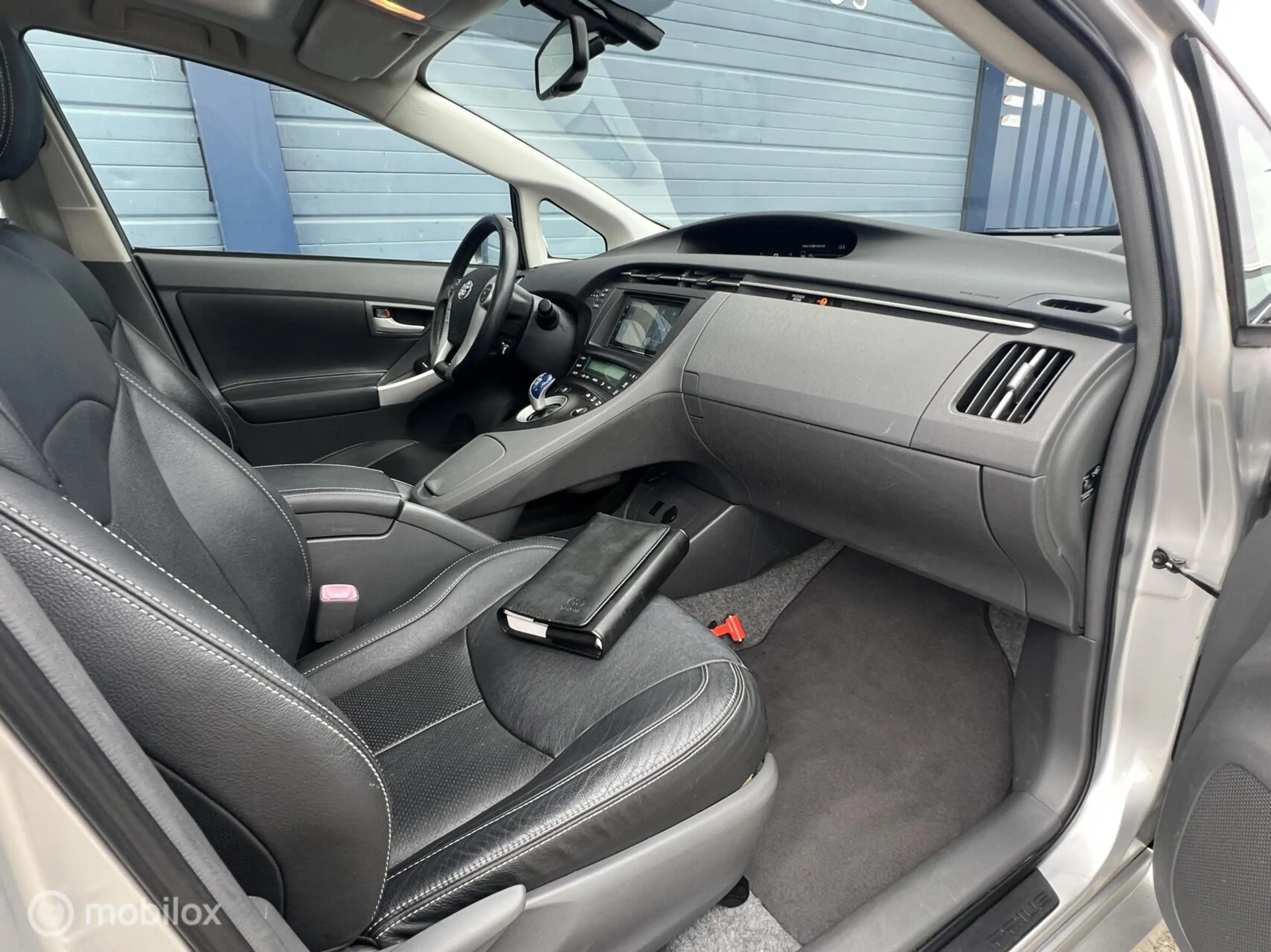 Toyota Prius 1.8 Dynamic Business / DEALER ONDERH. / CARPLAY! — photo 3