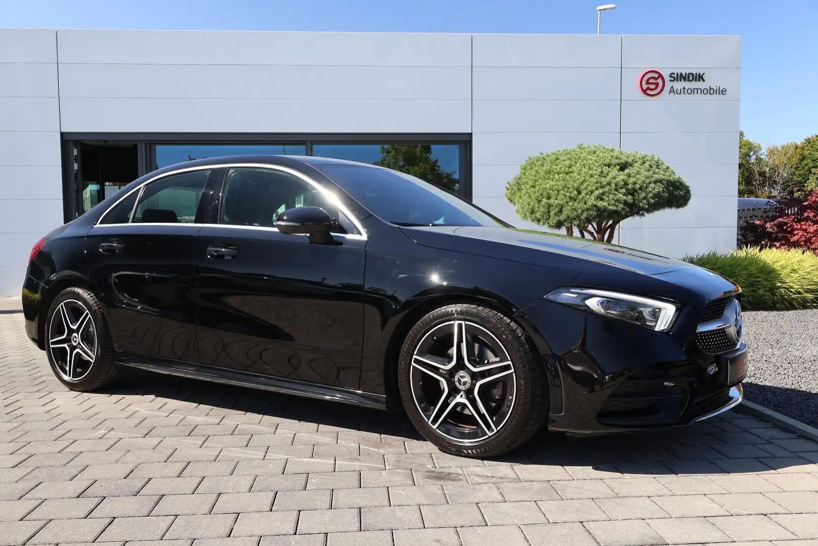 Mercedes-Benz A 200 d Lim. AMG Pak.-Kamera-AHK-el.Sitze-MBUX Schwarz - 2