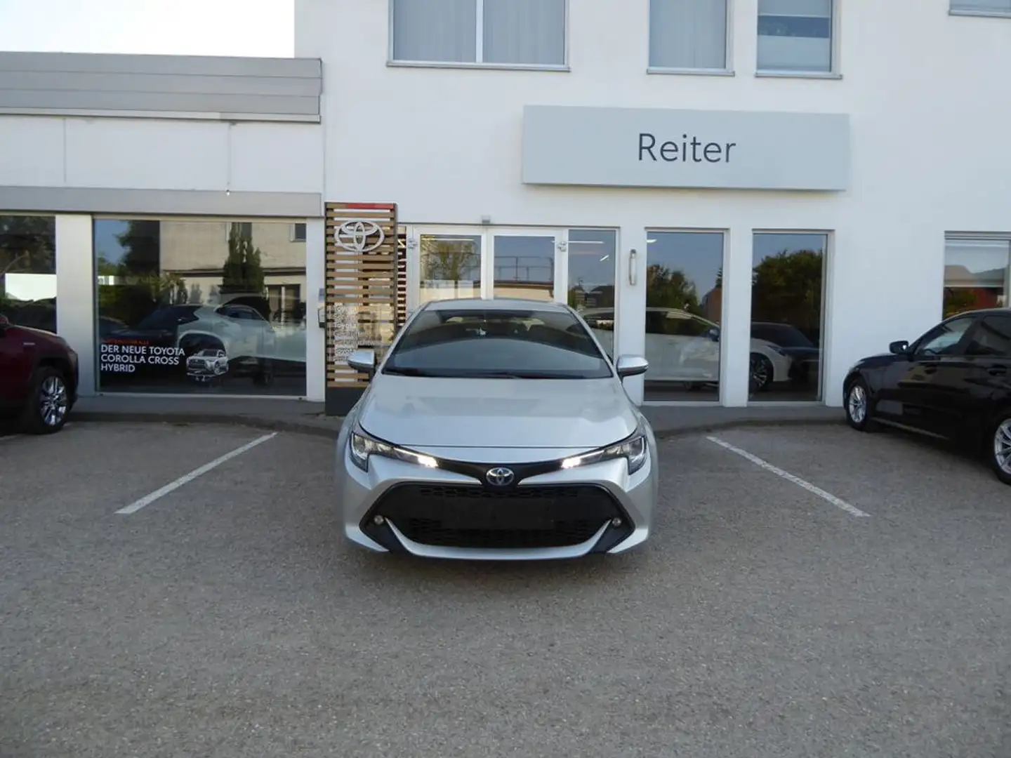 Toyota Corolla 1,8 Hybrid *NAVI*MWST* Zilver - 1