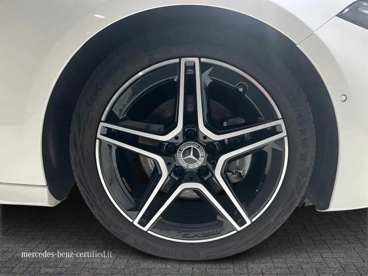 Mercedes-Benz A 180 A 180 d AMG Line Premium Plus 8