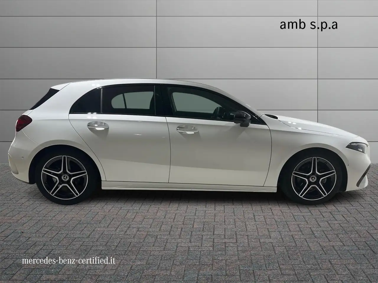 Mercedes-Benz A 180 A 180 d AMG Line Premium Plus 5