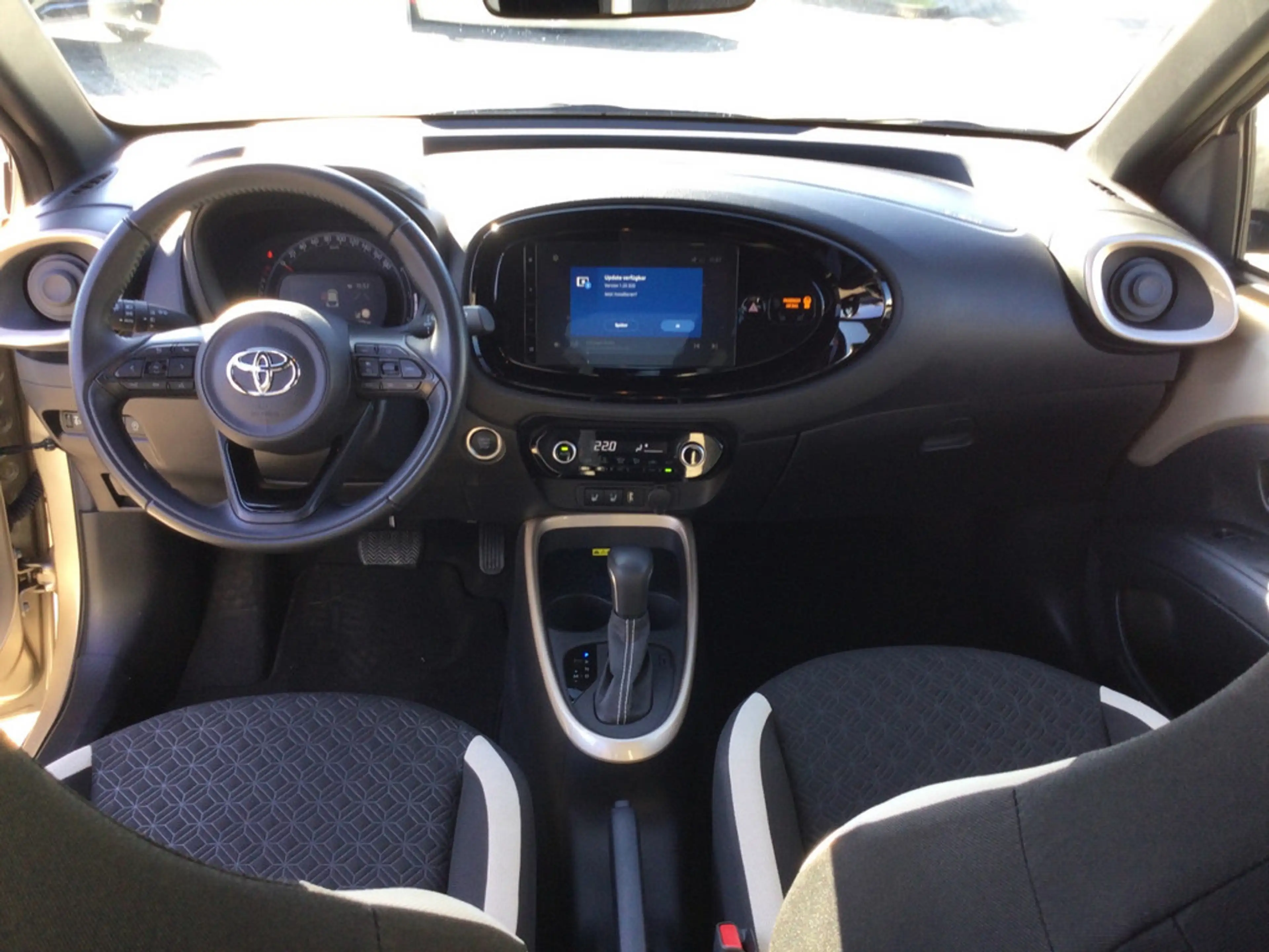 Toyota Aygo X 1.0 Pulse PDC SHZ KAMERA NAVI ACC LED — photo 11