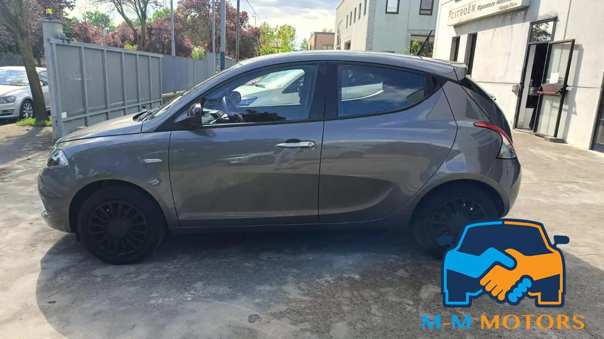 Lancia Ypsilon 1.0 5 porte S&S Hybrid Ecochic Gold "PROMO" Gris - 2