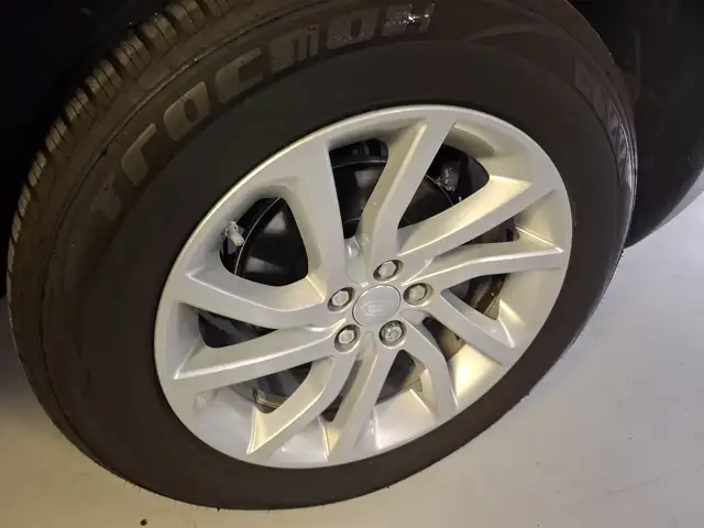 Land Rover Discovery Sport view 14