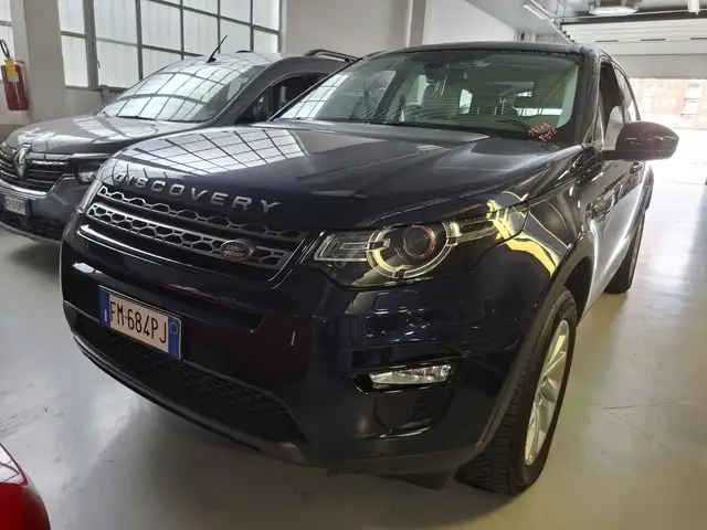 Land Rover Discovery Sport view 4