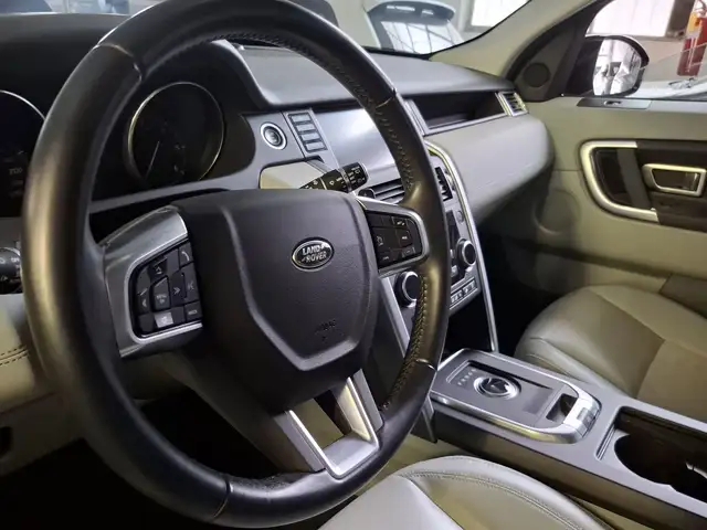 Land Rover Discovery Sport view 3