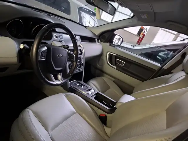 Land Rover Discovery Sport view 11