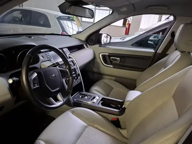 Land Rover Discovery Sport view 5
