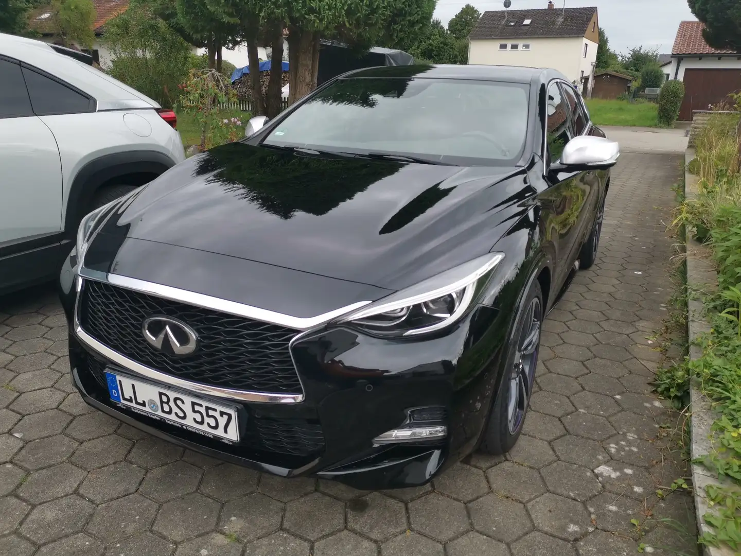 Infiniti Q30 2.0t DCT AWD Sport City Black TOP Schwarz - 1