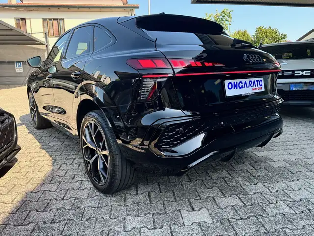 Audi Q3 view 6