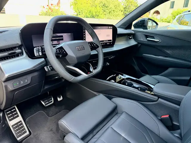 Audi Q3 view 9