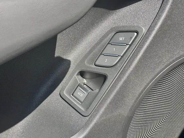 Audi Q3 view 11
