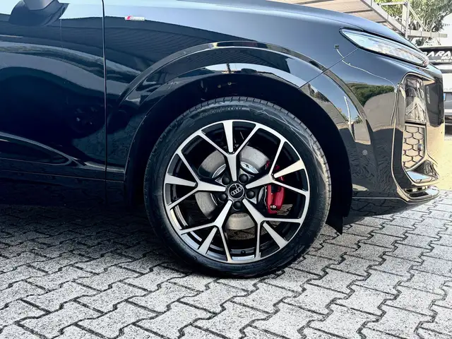 Audi Q3 view 8