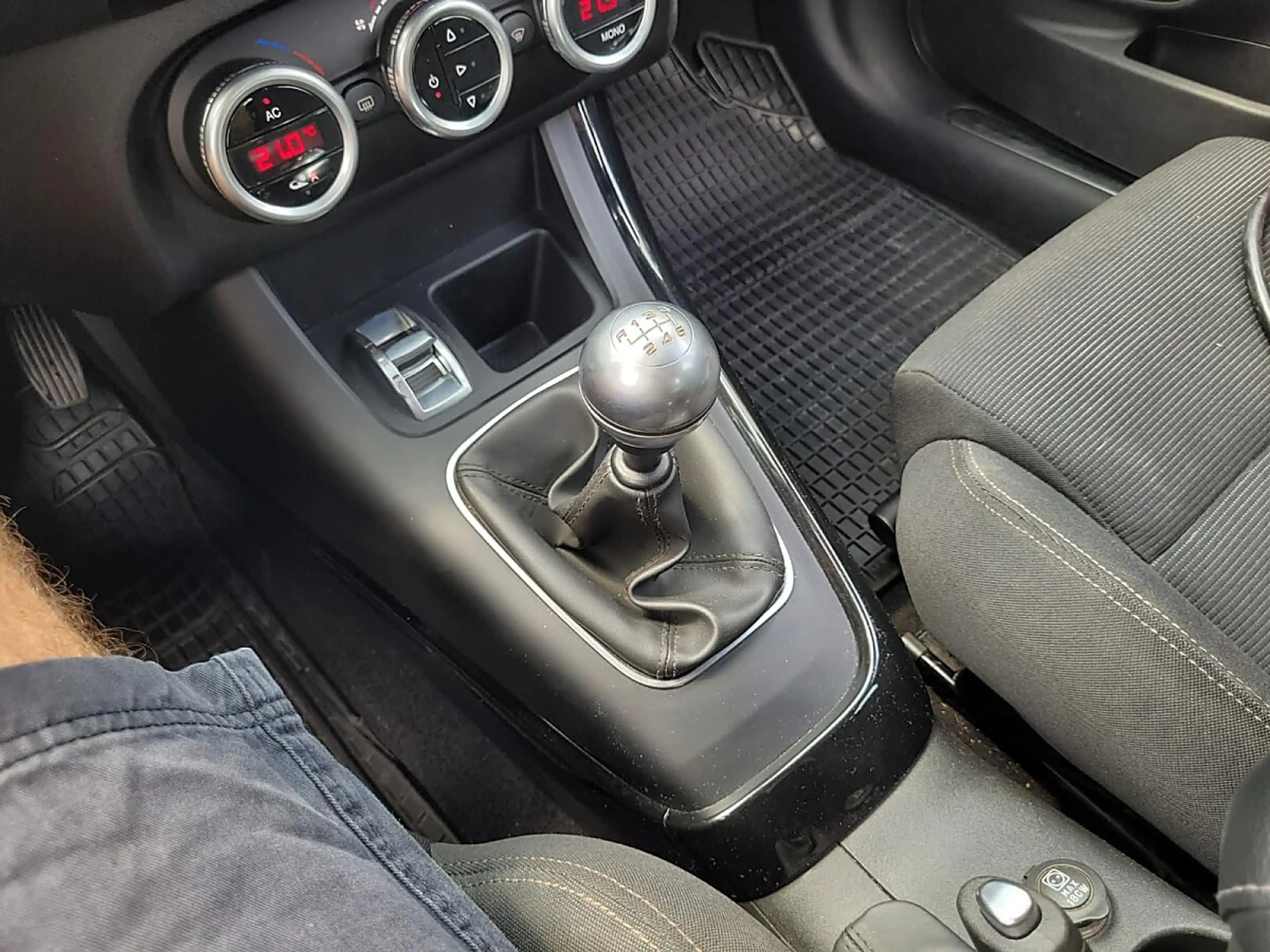 Alfa Romeo Giulietta 1,4 TB Distinctive — photo 12