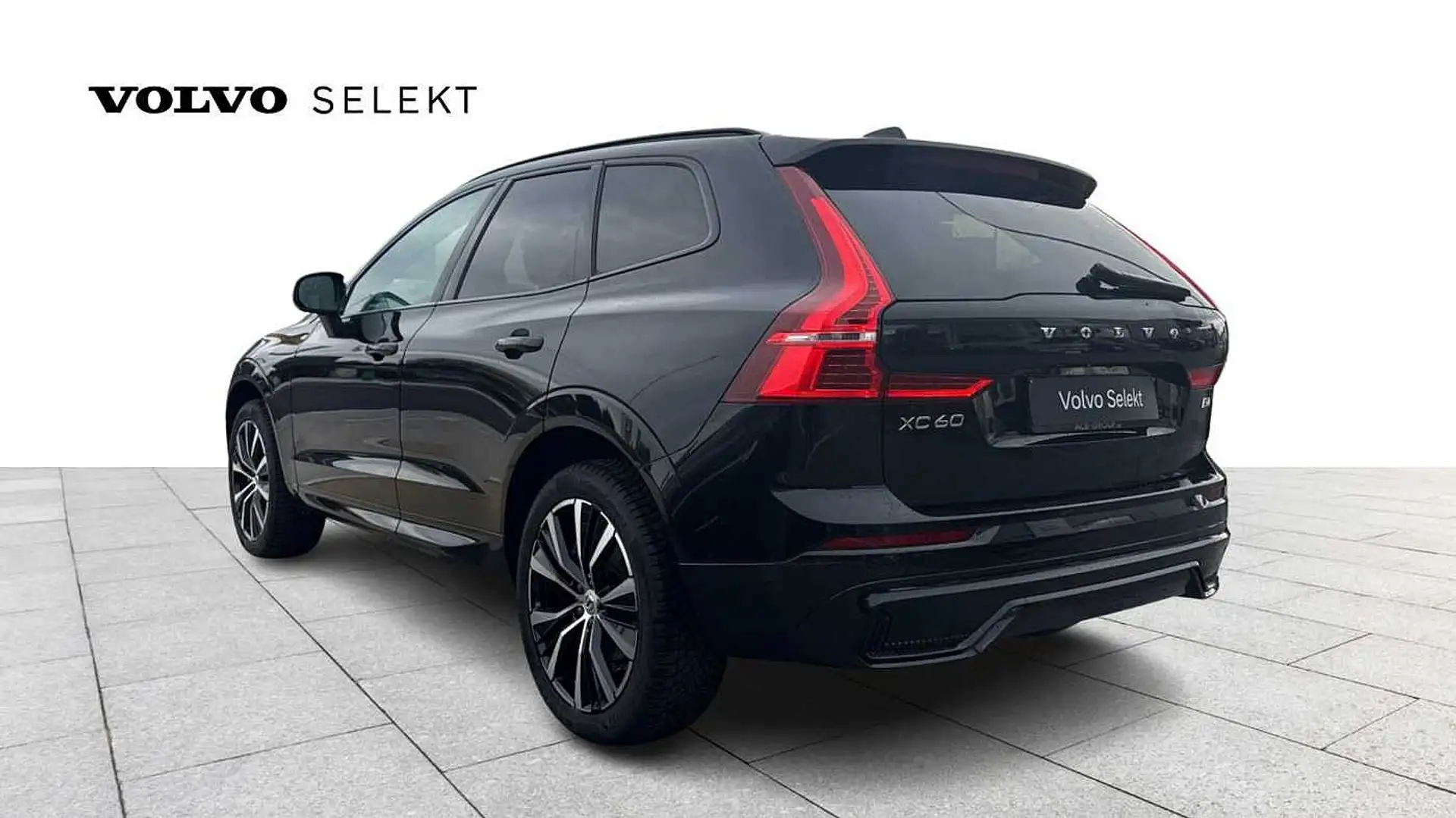 Volvo XC60 B4 Mild Hybrid, Plus Dark Zwart - 2