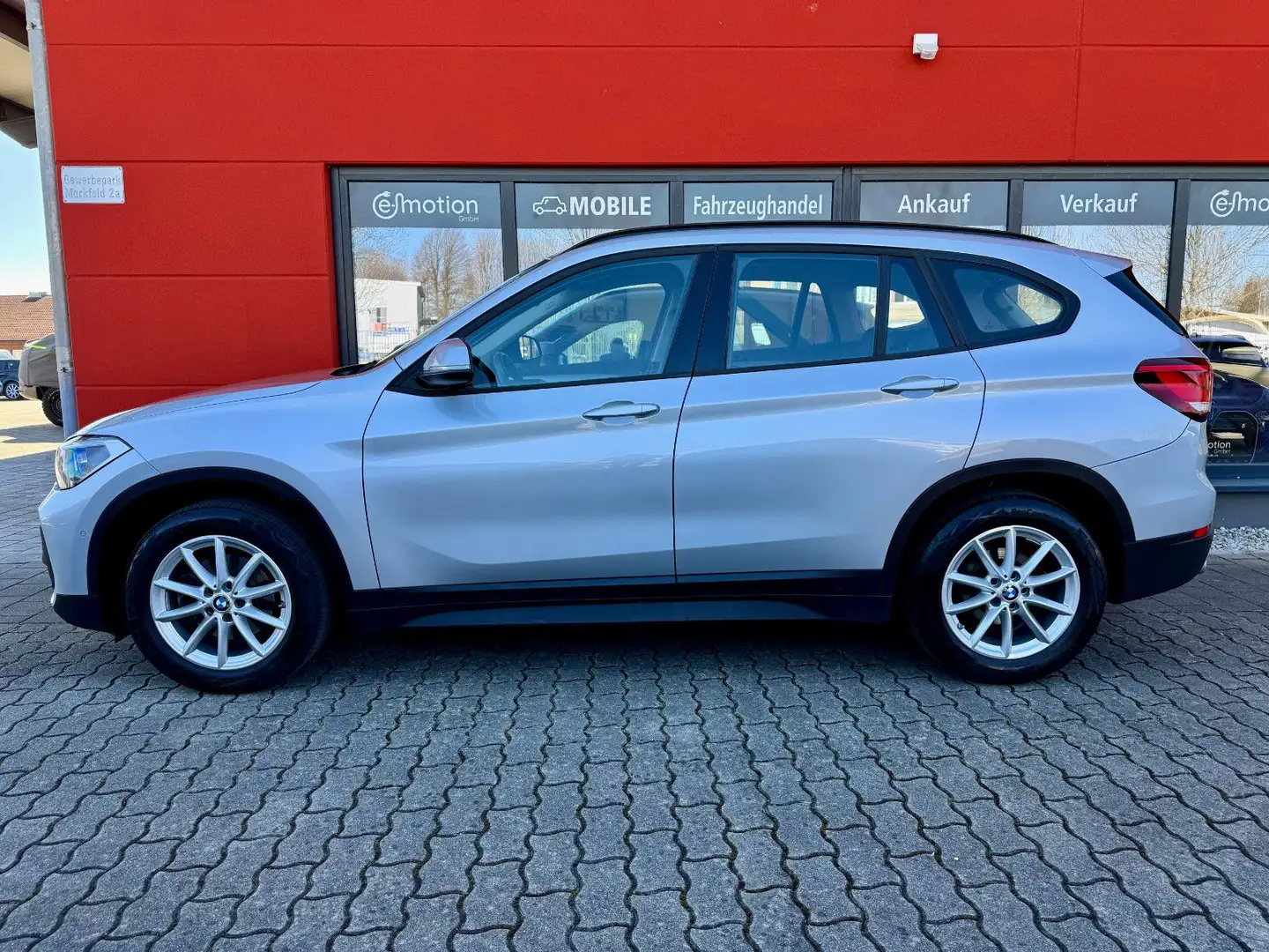 BMW X1 18d xDrive Steptronic*Sportsitze*DAB*HiFi*AHK Silber - 2
