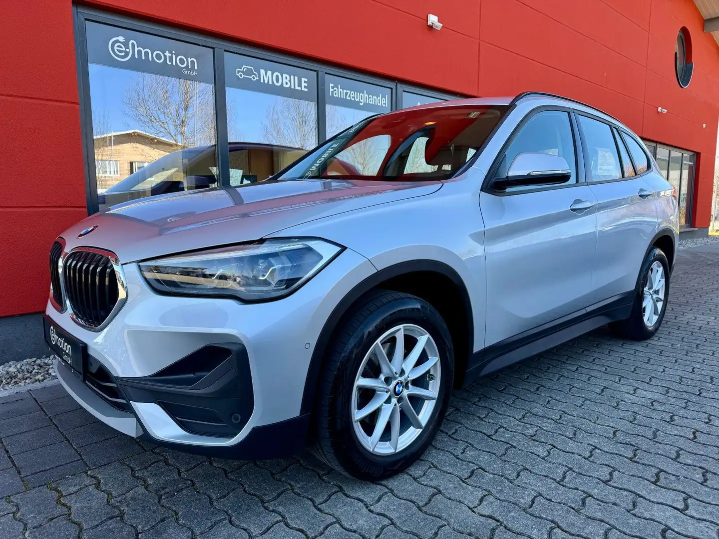 BMW X1 18d xDrive Steptronic*Sportsitze*DAB*HiFi*AHK Silber - 1