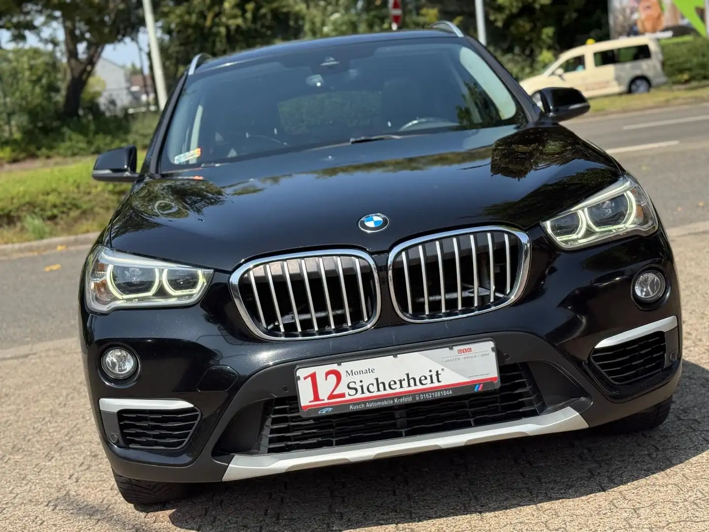 BMW X1 sDrive 20 i Autom xLine Leder Navi VollLED Huad-up Schwarz - 2