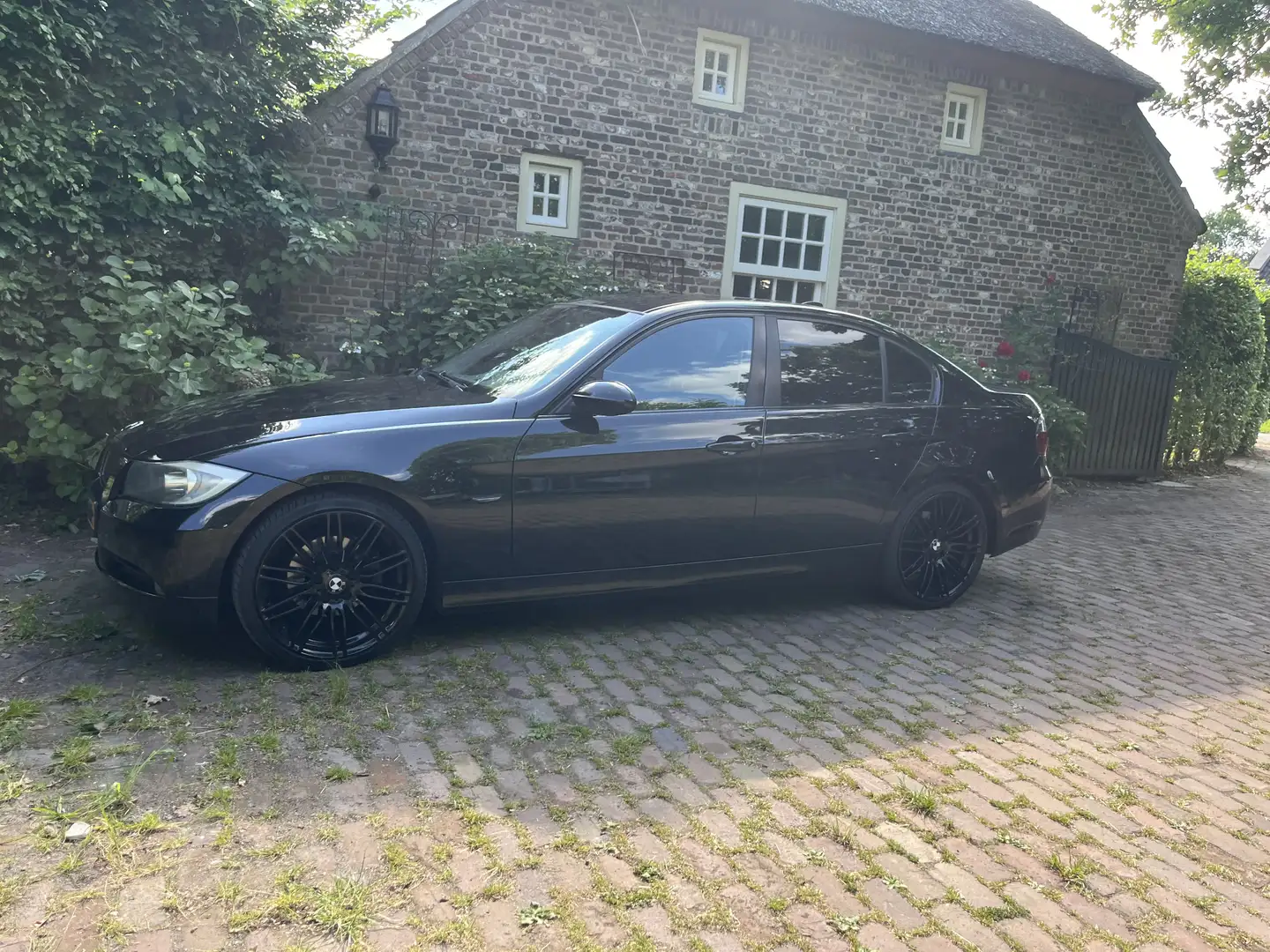 BMW 330 325i Business Line Zwart - 1